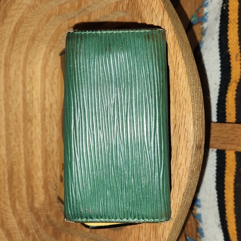AUTHENTIC Louis Vuitton Green Epi Key Card Holder - Picture 3 of 10